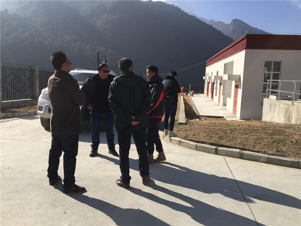 日喀則市環(huán)保督導(dǎo)組蒞臨吉隆縣污水處理廠檢查并指導(dǎo)工作，我吉隆縣環(huán)保局局長(zhǎng)和分管縣長(zhǎng)熊等領(lǐng)導(dǎo)陪同